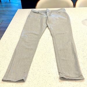 Light grey Levi 711 skinny jeans